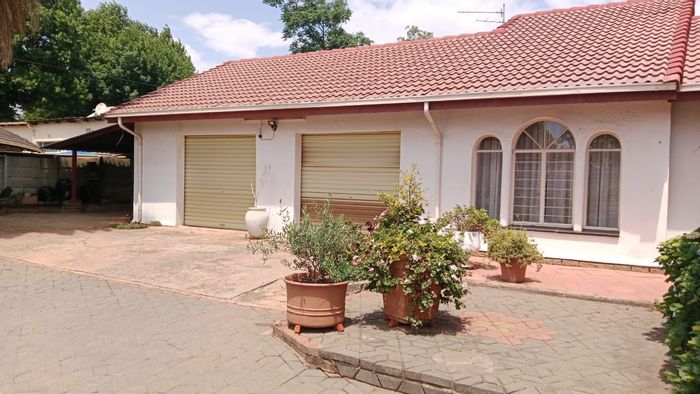 Glen Marais House For Sale: Spacious living, modern kitchen, private garden, secure area.