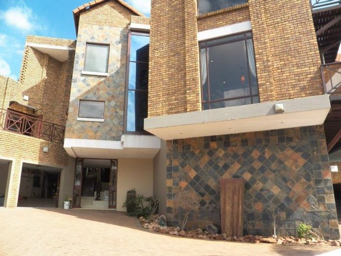 Spacious Meyersdal Home for Sale: 5 En-Suite Bedrooms, Pool, Office, Gym!