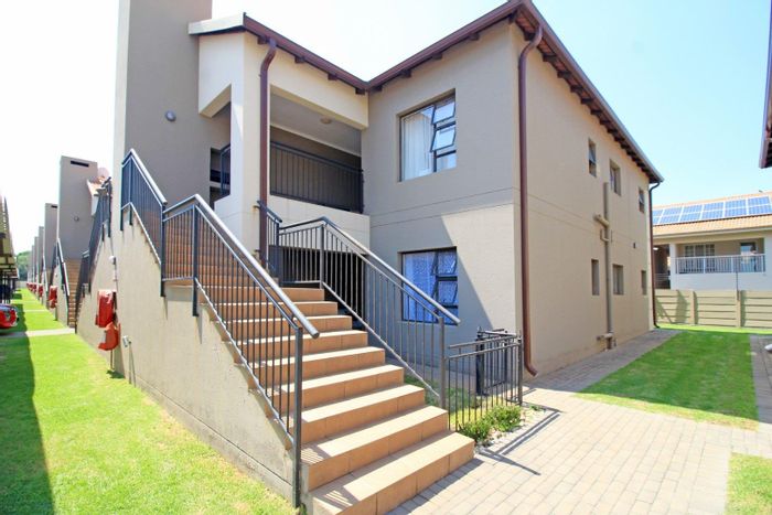 Brentwood Park Townhouse To Rent: 2 beds, pet-friendly garden, secure complex amenities.