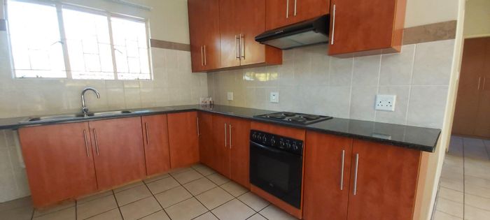 Waverley Townhouse To Rent: 2 bedrooms, indoor braai, neat garden, undercover parking.