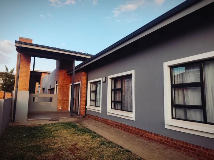 3-Bedroom House in Montana with Double Garage, 24-Hour Security, Pool Access. To Rent.