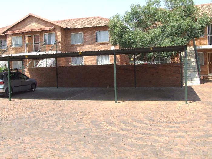 2-Bedroom Apartment To Rent in Doornpoort with parking, close to amenities.