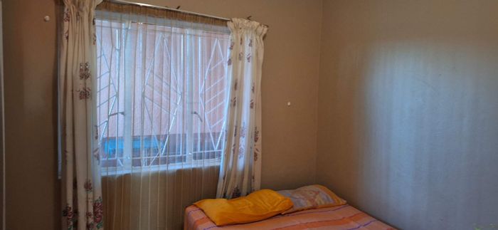 Khomasdal House For Sale: 3 Bedrooms, 2 Bathrooms, 2 Living Rooms, Kitchen.