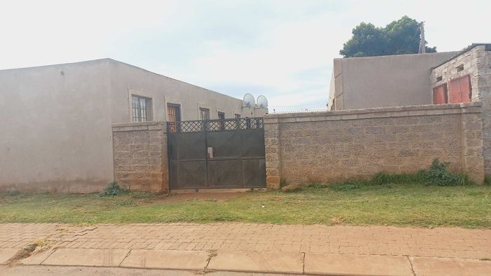 For Sale: House in Orange Farm with 8 income-generating rooms and outside toilet.