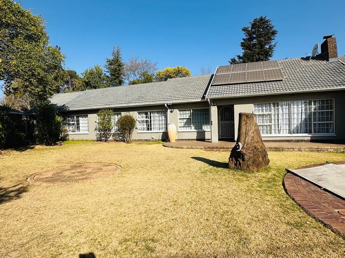 For Sale: 4-Bedroom House in Glen Marais with Entertainment Area and Pool.