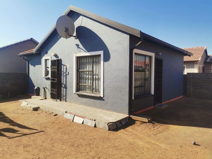 House for Sale in Vanderbijlpark Central East 3: 3 Bedrooms, Spacious Yard, Garden.