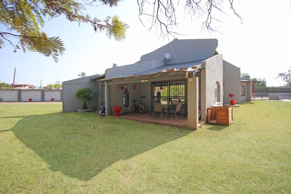 2304m² Erf and Garden Terrace with attractive Patio connects to the Living/TV Room via glass doors and creates a seamless flow between indoor and outdoor spaces.  Opening up the home to enhance its aesthetic appeal and sense of space and the integration of comfortable seating an outdoor amenities to create a versatile and unified living area.