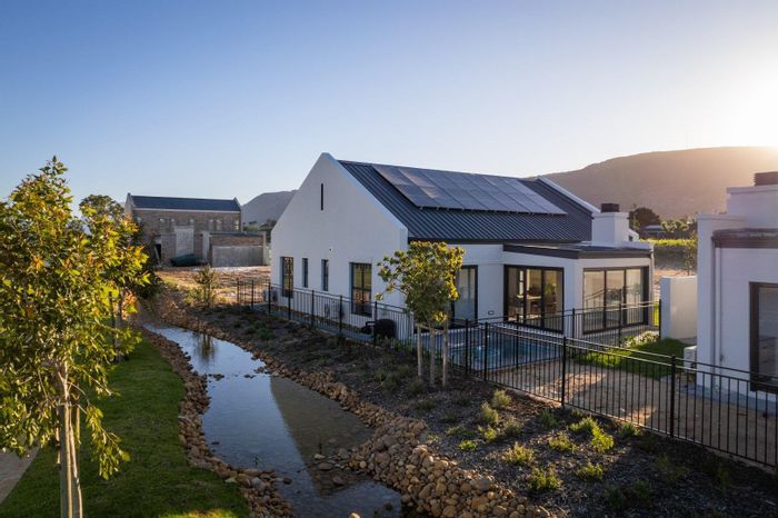 For Sale: House in Paarl North with inverter, green spaces, and clubhouse access.