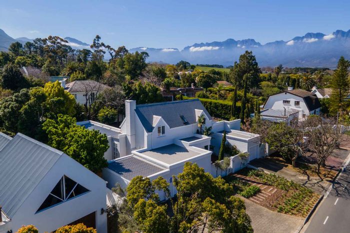 Golden Acre House For Sale: 3 beds, flatlet, garden, and mountain views.