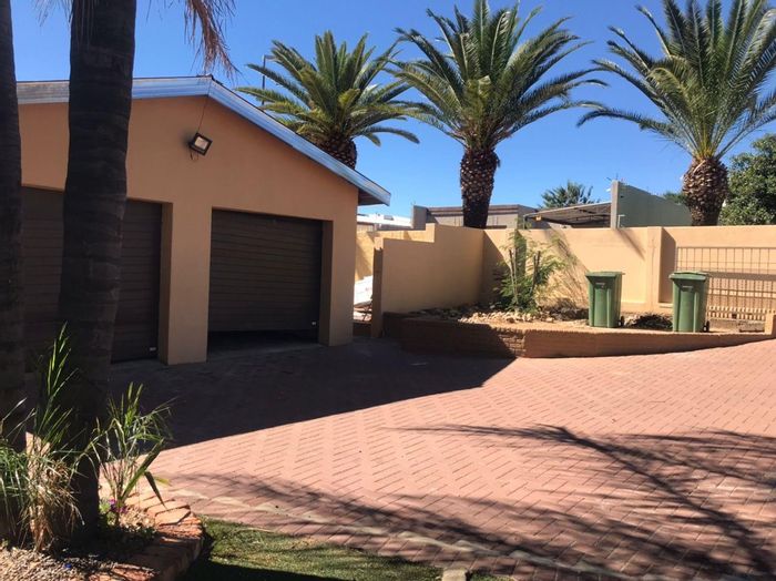 House To Rent in Pioniers Park Ext 1: 3 Bedrooms, pool, backyard flats, large yard.