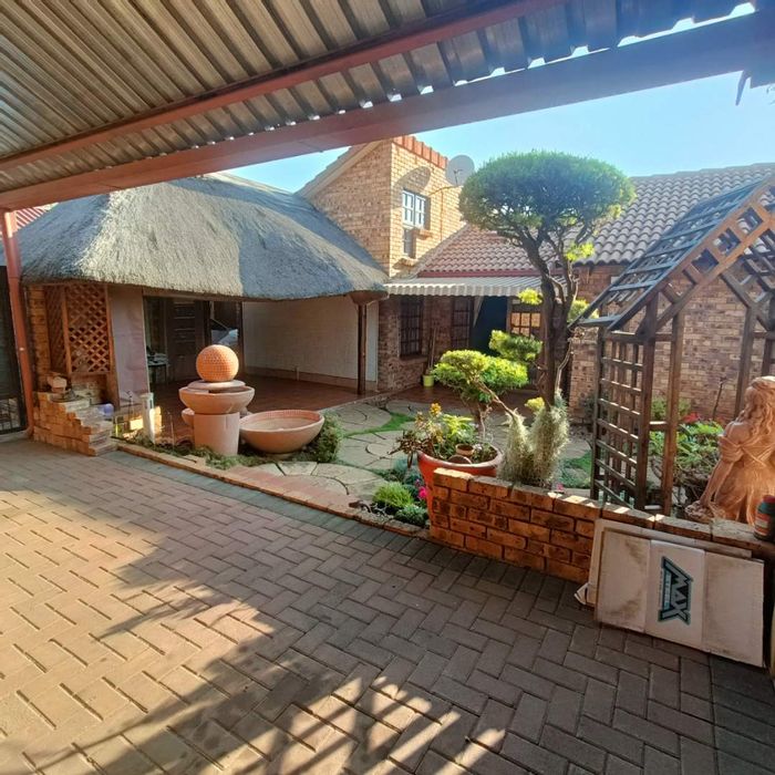 For Sale: House in Clubview with private lounge, lapa, and double garages.