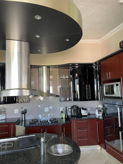 Auasblick House For Sale: 8 bedrooms, pool, indoor braai, and office space.