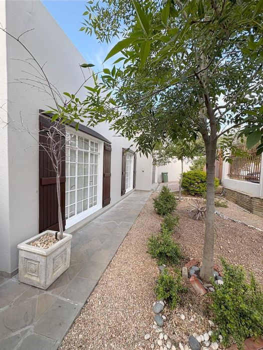 Property #2398222, House For Sale in Eros Park