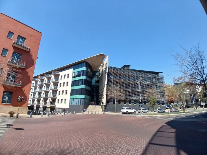 Office To Rent in Melrose Arch: 282 sqm with private balcony and kitchen.