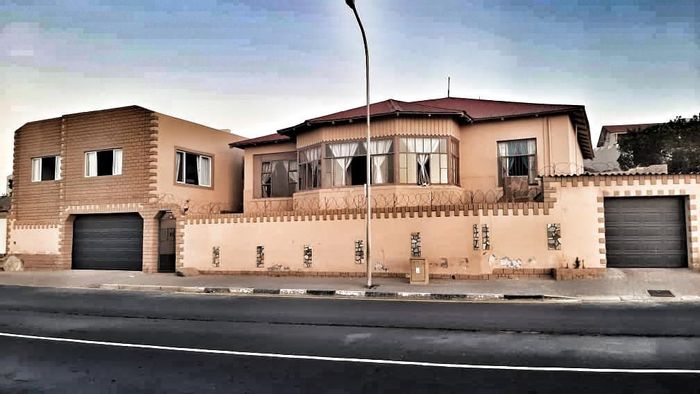 Stunning House for Sale in Luderitz Central with Spectacular Views