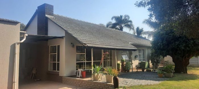 House for Sale in Dorandia: 3 Bedrooms, paved yard, close to amenities.