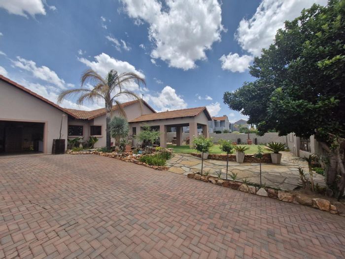 For Sale: 3-bedroom house in Hartbeespoort Central with spacious living, security, and garages.