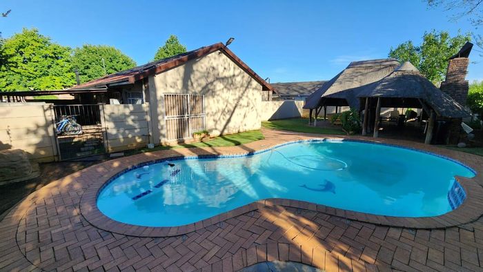 For Sale: House in Vanderbijlpark South East 6 with pool, lapa, and borehole.