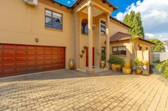 Brentwood Cluster For Sale: 3 beds, double garage, garden, security features.