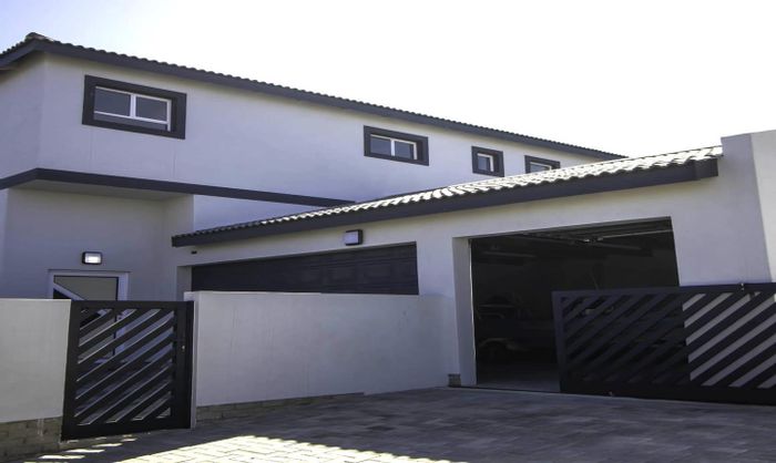 Vineta House For Sale: 4 bedrooms, outdoor braai, 3 garages, near beach.