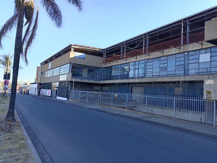 Industrial warehouse to rent in Wynberg, 2490m2 with security and parking.