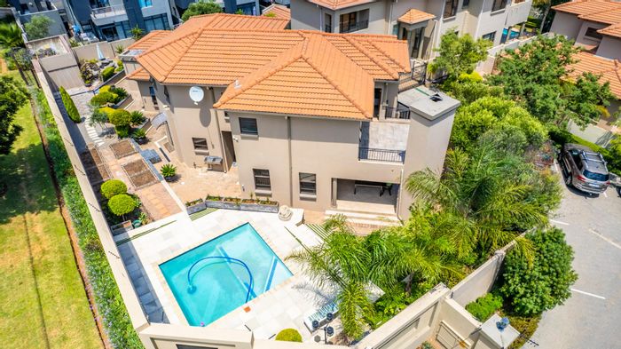 Refined Modern Family House for Sale in Bryanston, Morningside Border