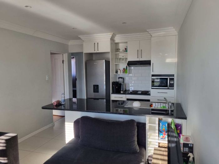 For Sale: Apartment in Cambridge West with 3 bedrooms, secure complex, open parking.