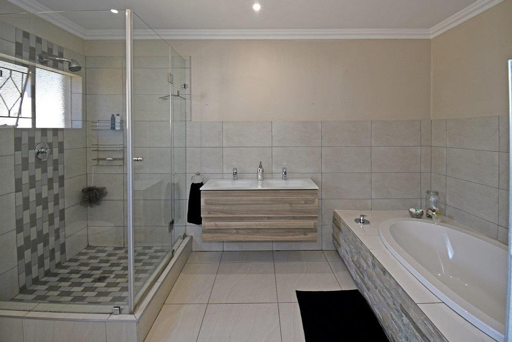 MAIN BEDROM EN SUITE BATHROOM