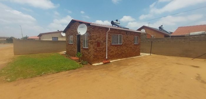 2-Bedroom House for Sale in Tembisa Central with Expansion Potential and Investment Opportunity.