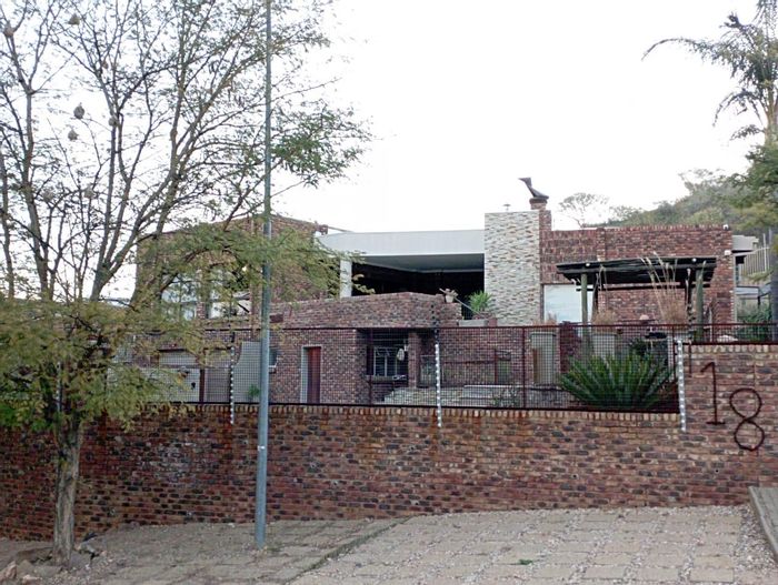 Eros Park House To Rent: Spacious family home with pool, security, and ample parking.