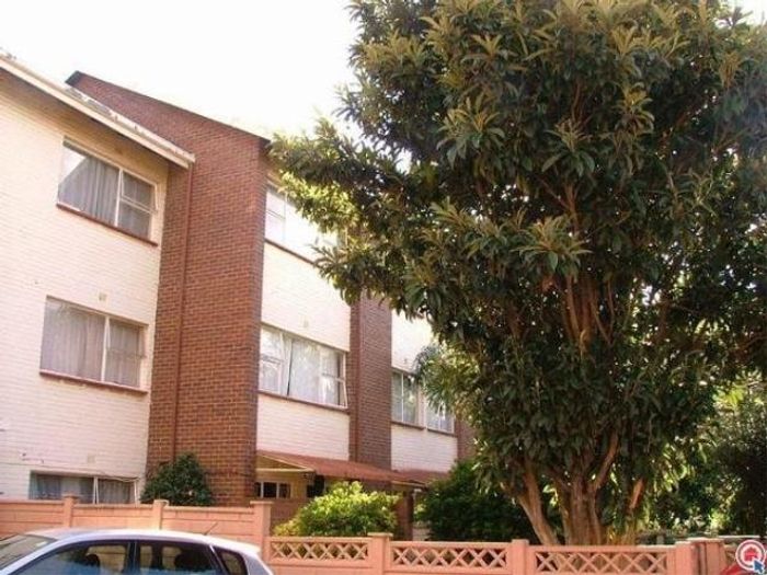 Croydon Apartment To Rent: 2 Bedrooms, garden, near airport and Isando.