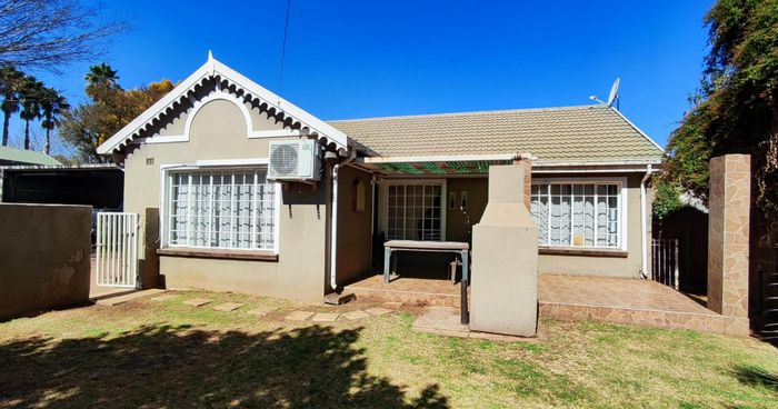 4-Bedroom House for Sale in Verwoerdpark with garden, garage, and community amenities.
