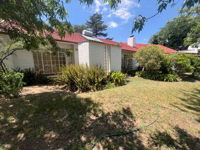 Bryanston House To Rent: 3 beds, outdoor shower, pet-friendly, WiFi ready.