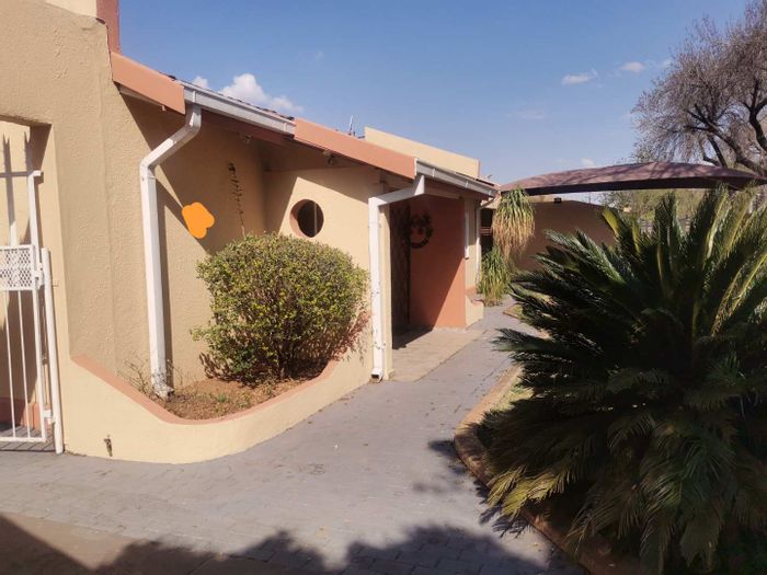 House for Sale in Vanderbijlpark Central West 2: 3 beds, garage, solar power.