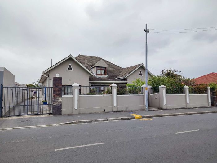 Wynberg House For Sale: Tenanted, GR4 zoning, large plot, ideal for investment.