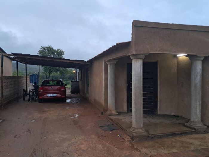 2 Bedroom House For Sale in Ga-Rankuwa with kitchen and well-maintained bathroom.