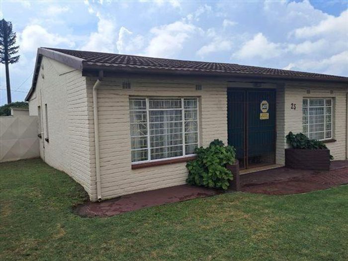 South Hills House For Sale: 3 beds, cottage, secure parking, and garden.
