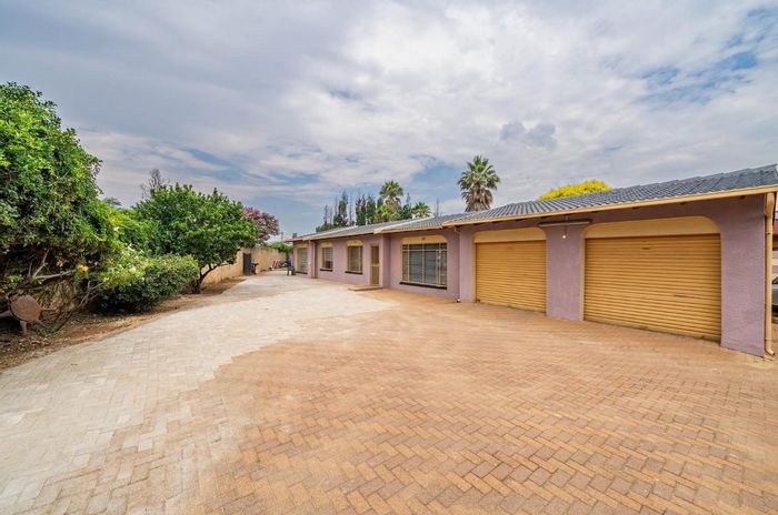 4-Bedroom House For Sale in Brackenhurst with pool, garden, and ample parking.