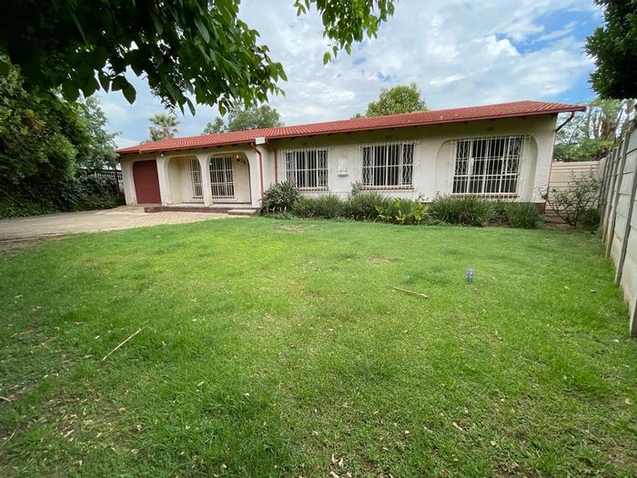 Eden Glen House To Rent: 3 bedrooms, braai area, open plan living, ample parking.