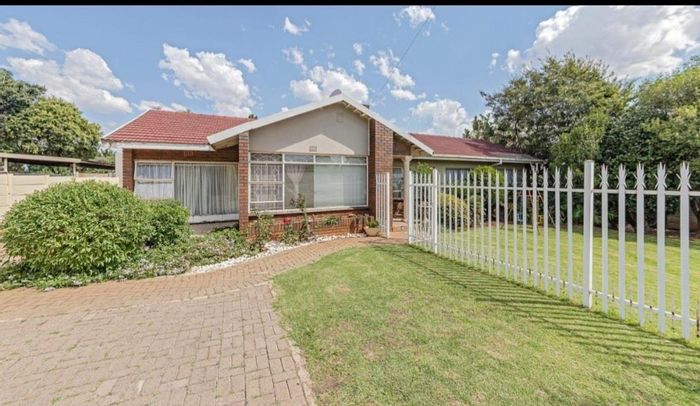 For Sale: Spacious Roodepoort Central house with pool, lapa, flatlet, and security.