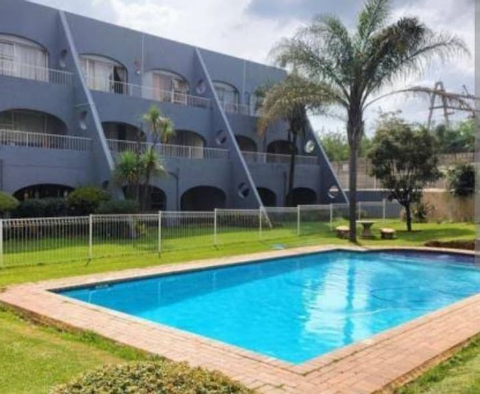 Florida Lake Apartment For Sale: 2 Bedrooms, Pool, Security, Close to Amenities.