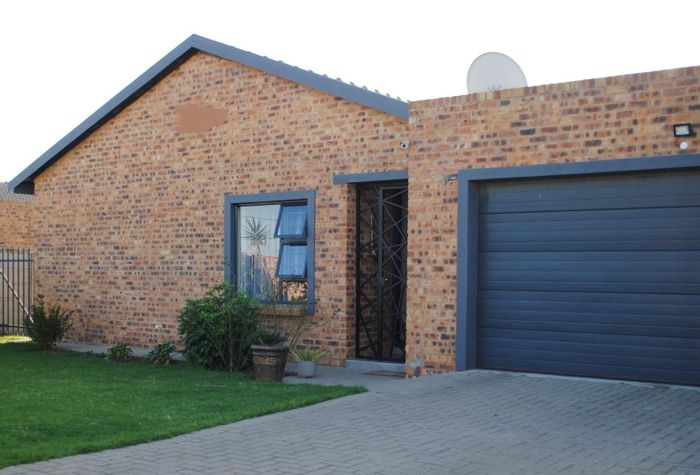 Riversdale House For Sale: 3 beds, electric fencing, double garage, solar power.