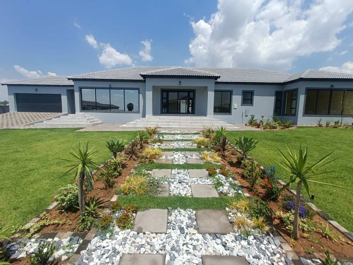 Arundo Estate House For Sale: 4 beds, entertainment area, landscaped garden, 24-hour security.