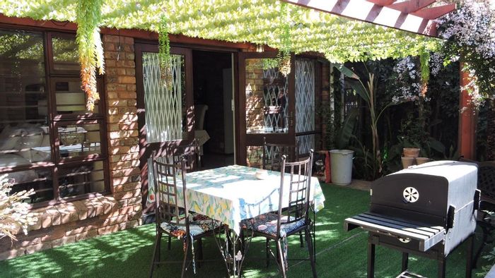 For Sale: 3-Bedroom Townhouse in Wingate Park with secure complex, patio, and garden.