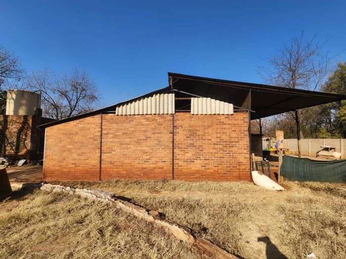 Mixed Use Property To Rent in Pretoria North: 1500m2 Yard, Workshop, Prepaid Electricity.