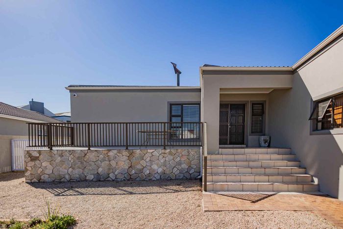 For Sale: House in Country Club with 4 bedrooms, garden, and double garage.