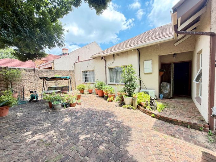 Benoni Central House For Sale: 3 Bedrooms, double garage, solar geyser, flexible kitchen.