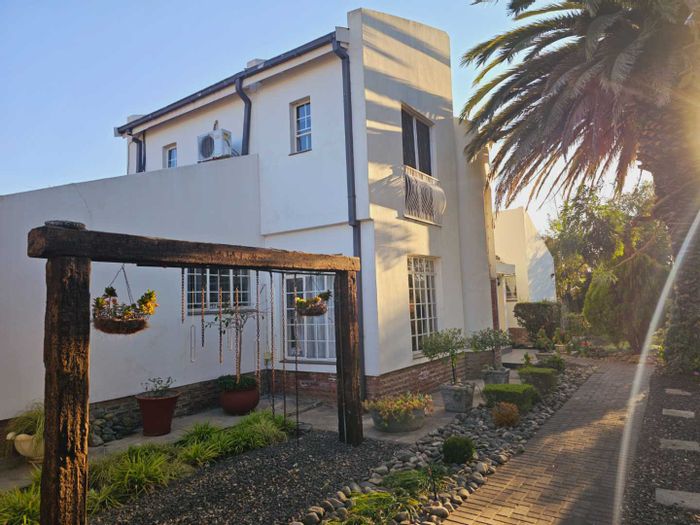 Spacious 4-Bedroom House with Pool, Bar, and Garden in Ladybrand Central – For Sale