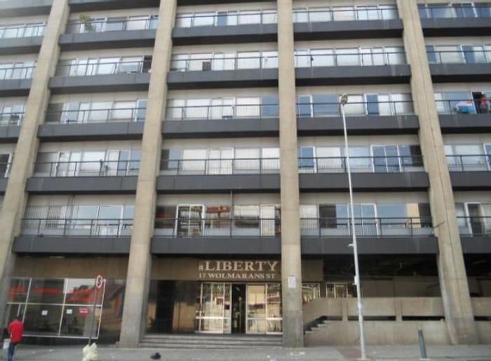 Bachelor apartment to rent in Braamfontein, near Gautrain and universities.