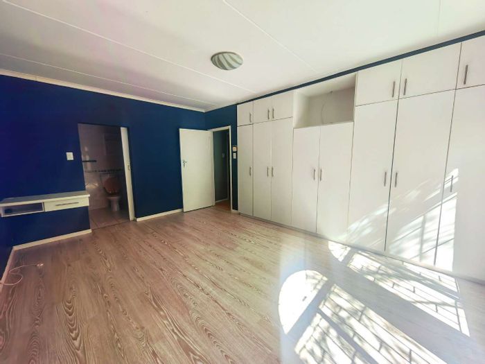 House in Olympia To Rent: 4 Bedrooms, Pool, Lapa, and Carport for 3 Vehicles.